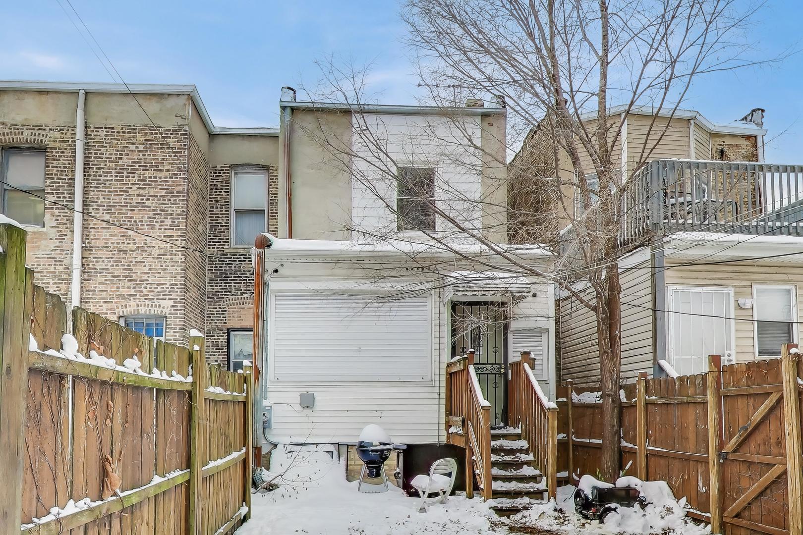 4049 South Indiana Avenue Chicago, IL 60653 - Photo 19 of 23 a view of a house with wooden fence