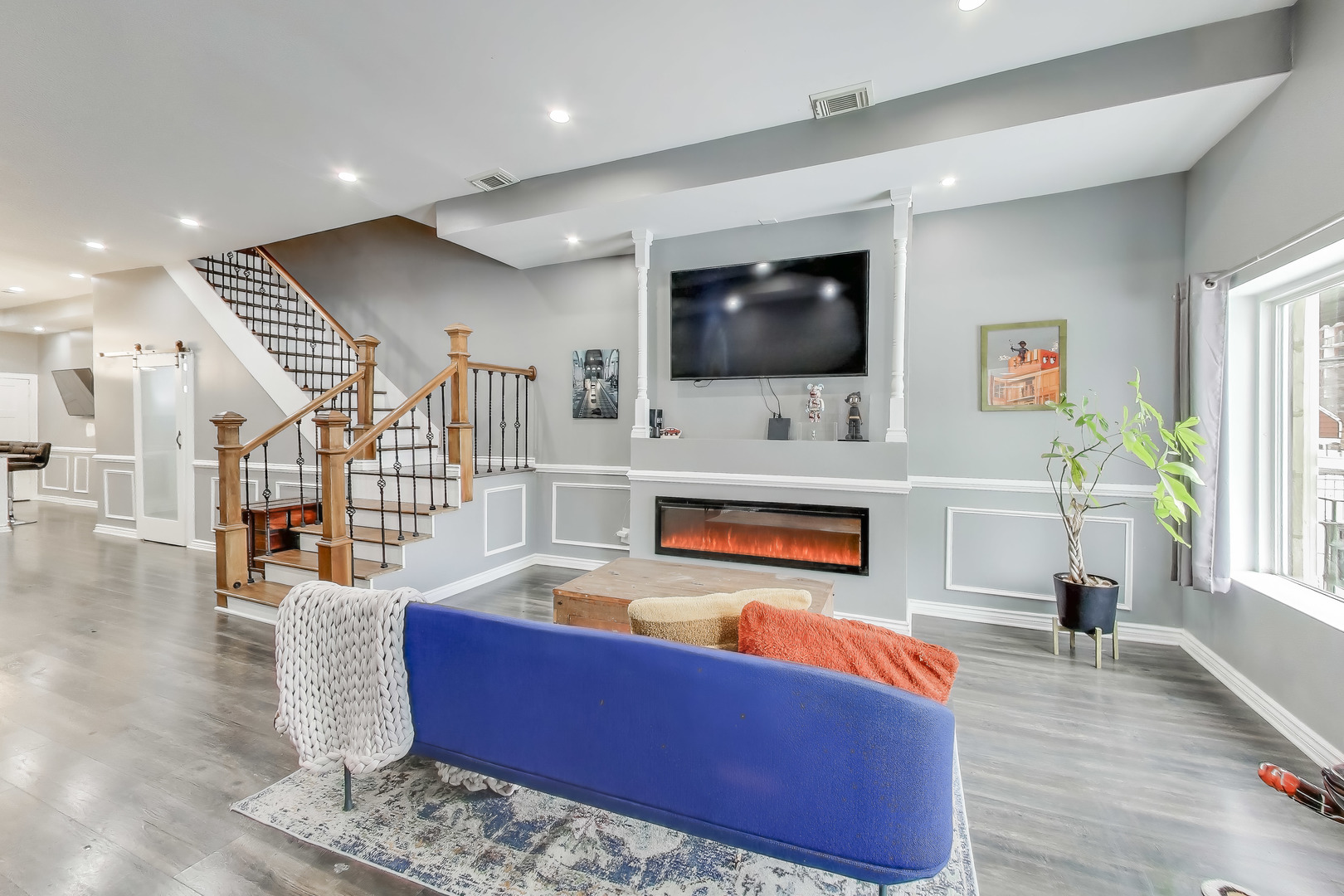 4049 South Indiana Avenue Chicago, IL 60653 - Photo 3 of 23 a living room with furniture and a flat screen tv