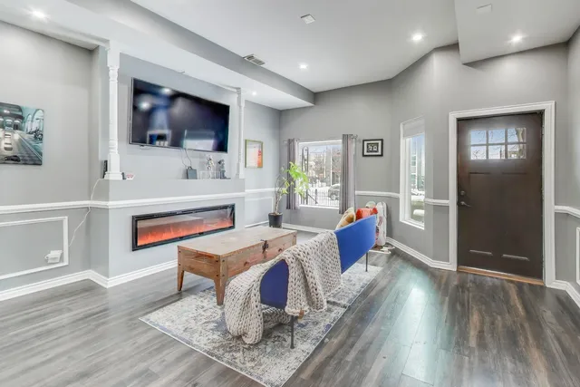 $335,000 | 4049 South Indiana Avenue, Chicago, IL 60653