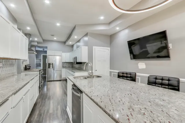 $335,000 | 4049 South Indiana Avenue, Chicago, IL 60653