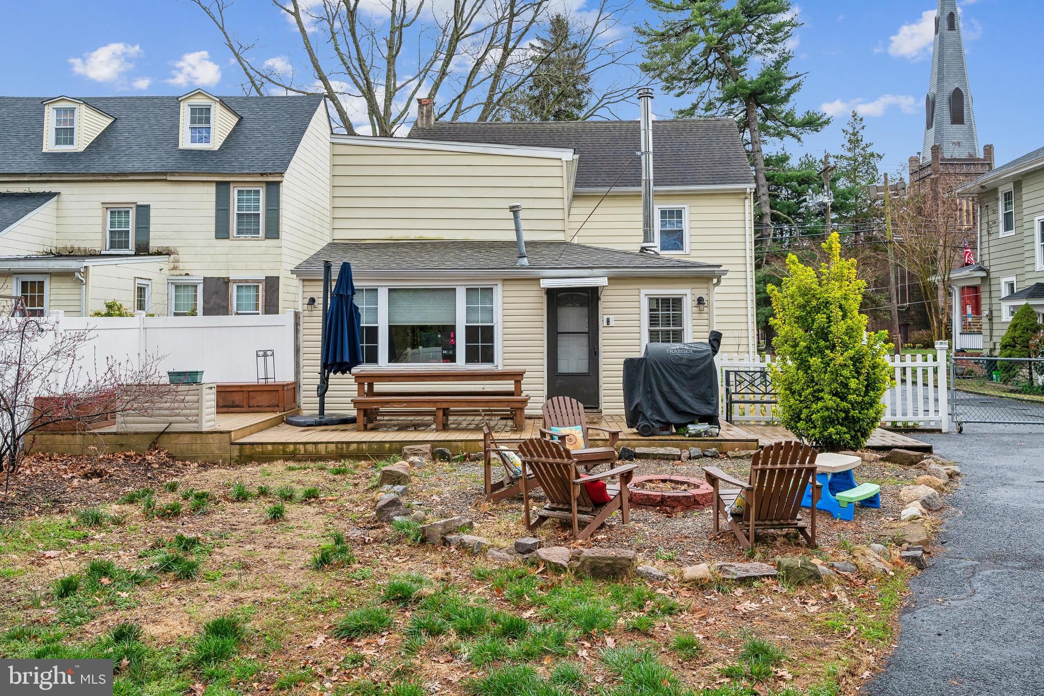 165 Warren Street Beverly, NJ 08010 - Photo 25 of 26 a view of a house with backyard and sitting area