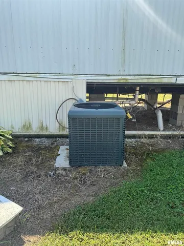 a view of entryway with a yard