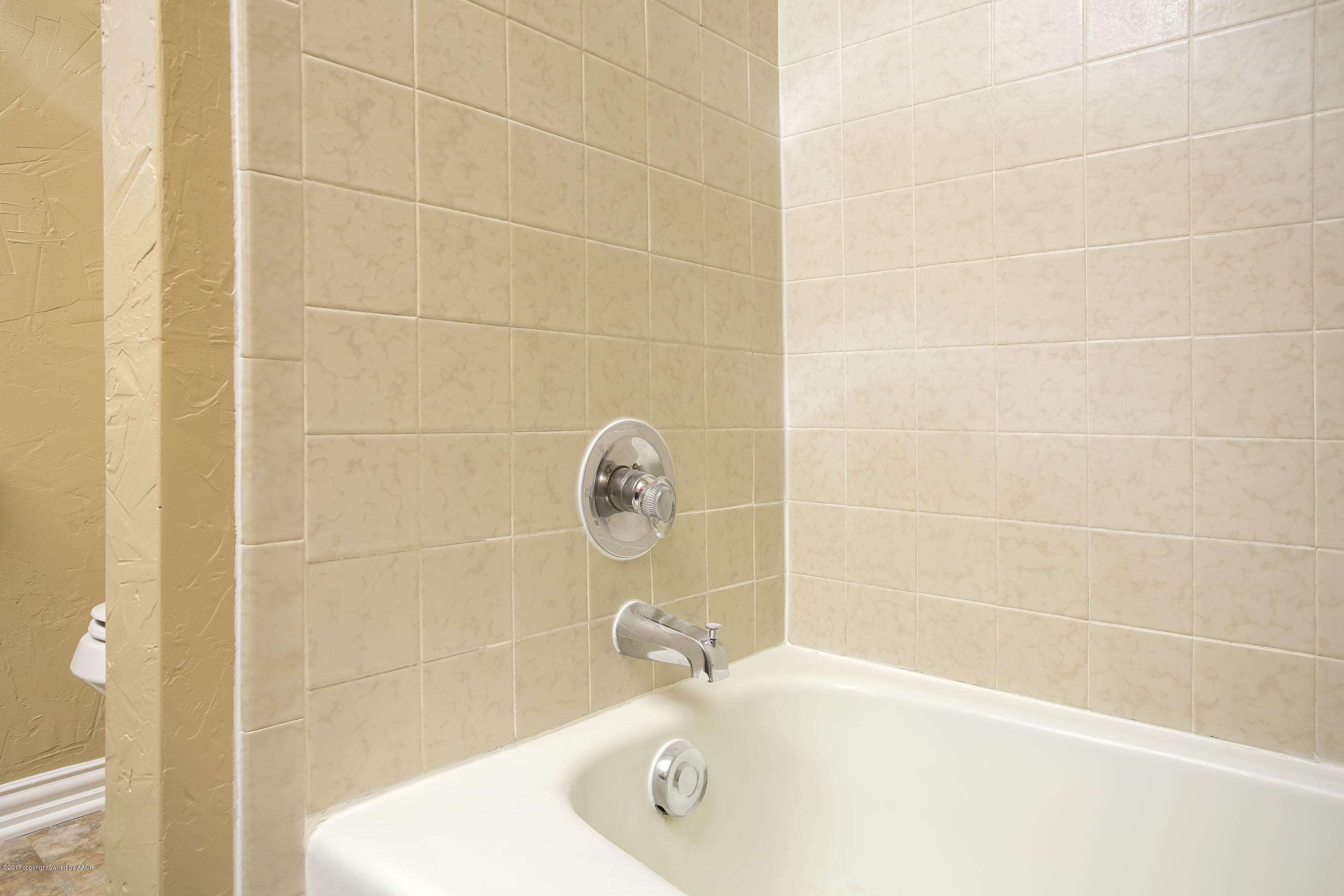 6911 Devonshire Road Amarillo, TX 79109 - Photo 18 of 26 Main Bath