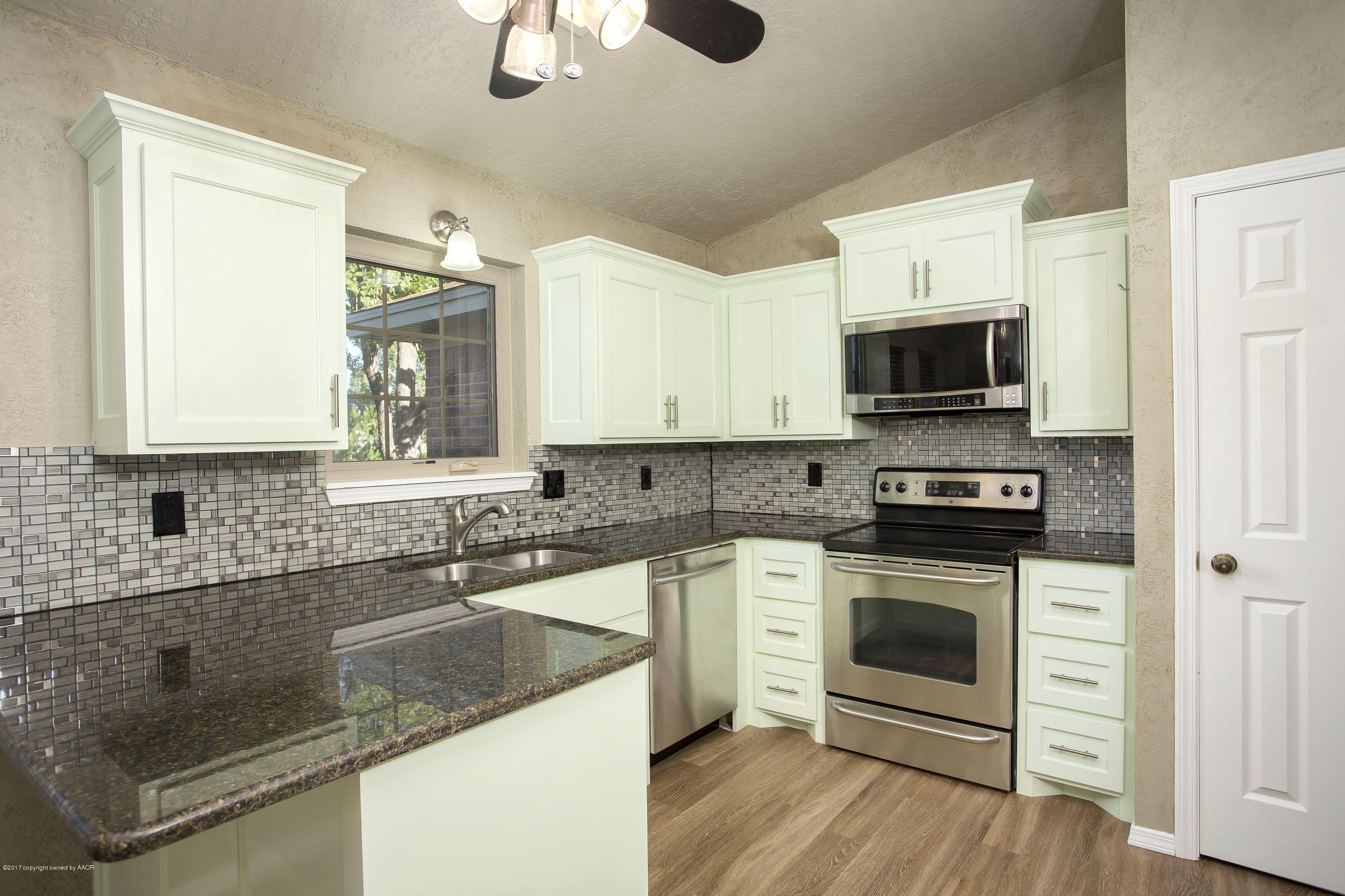 6911 Devonshire Road Amarillo, TX 79109 - Photo 4 of 26 Kitchen