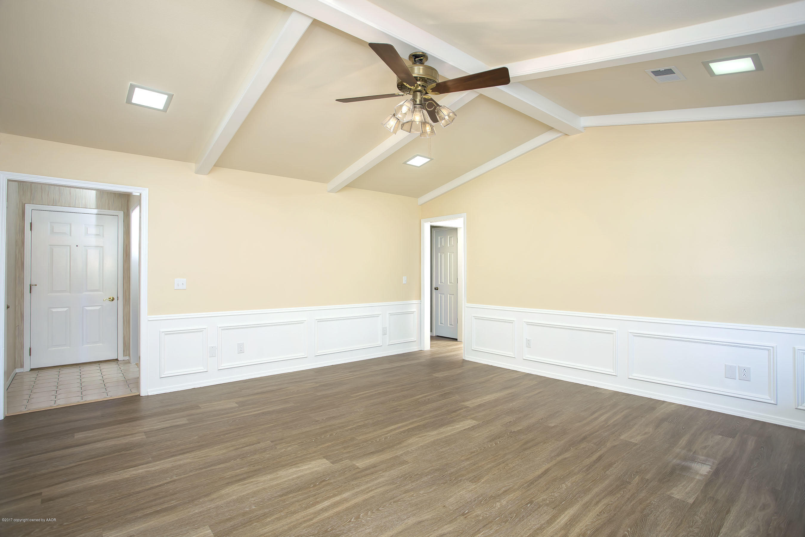 6911 Devonshire Road Amarillo, TX 79109 - Photo 7 of 26 Living Area:Entry