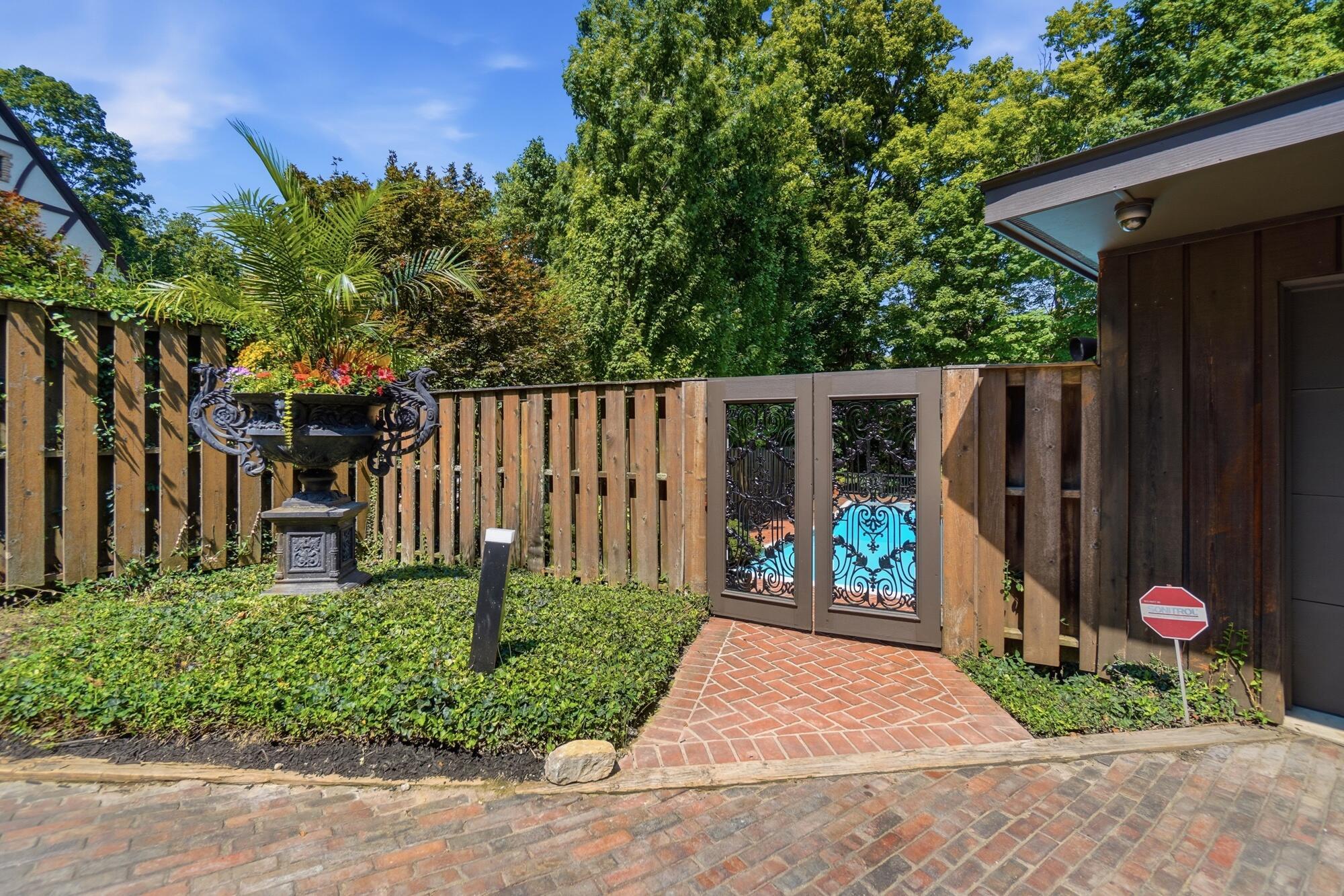303 Glenridge Road Dayton, OH 45429 - Photo 9 of 12 114