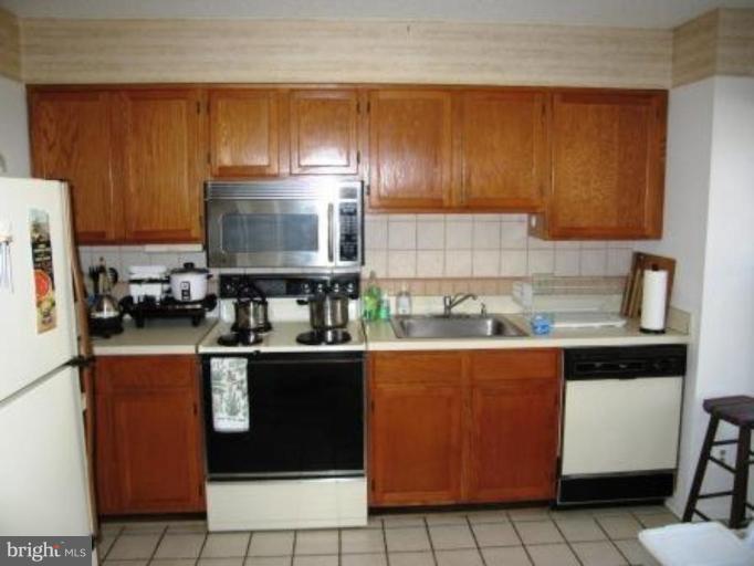 1657 Oak Spring Way Reston, VA 20190 - Photo 2 of 9 Kitchen