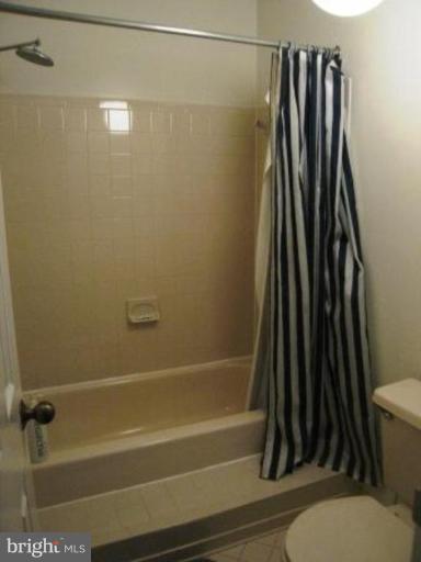 1657 Oak Spring Way Reston, VA 20190 - Photo 5 of 9 Master Bath