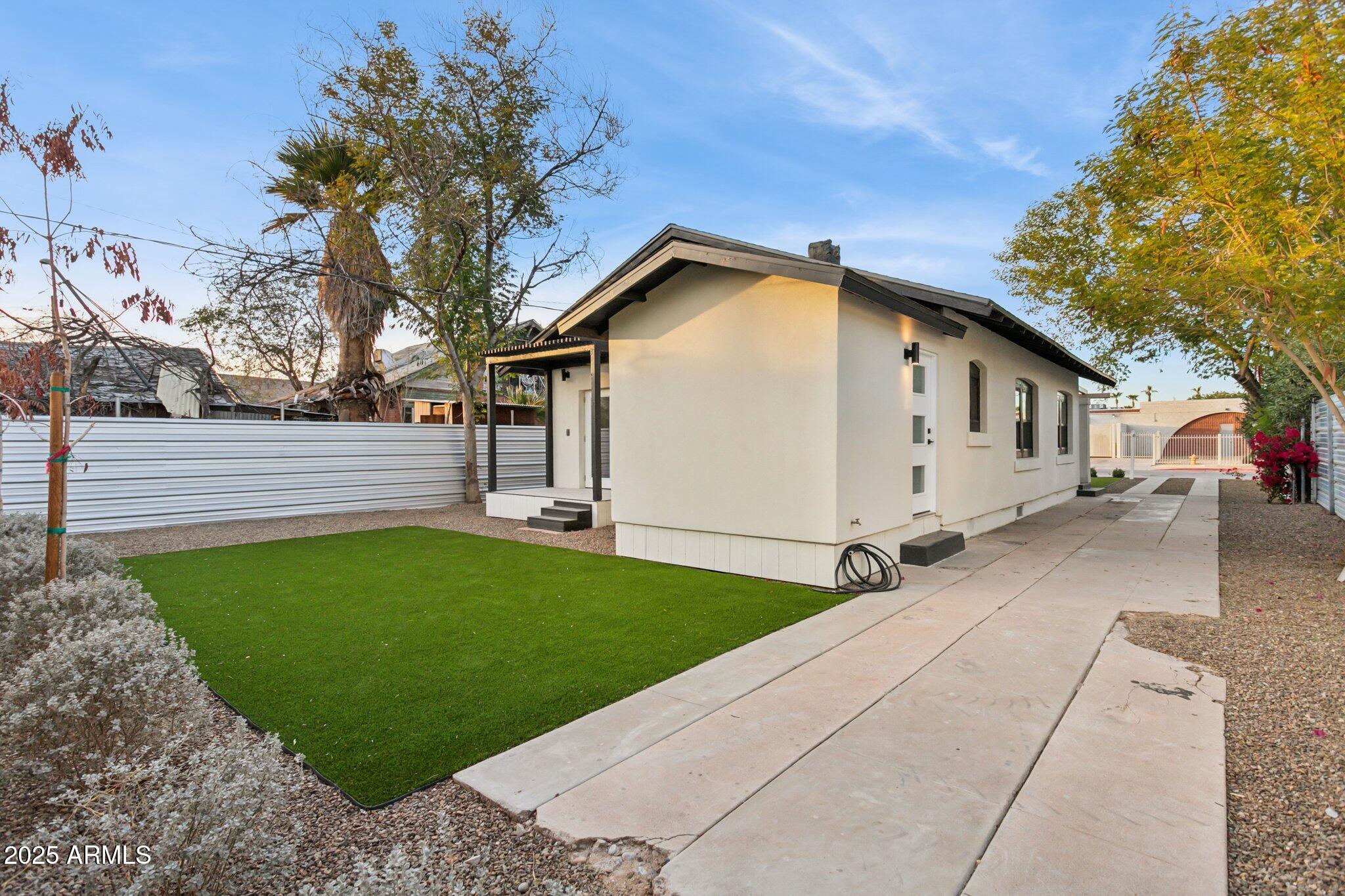 929 East Granada Road Phoenix, AZ 85006 - Photo 50 of 59 View to drivewat