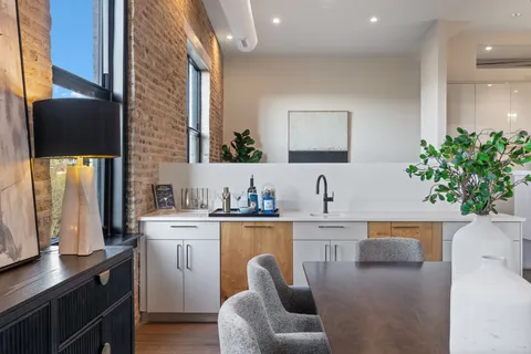 $2,100,000 | 401 North Aberdeen Street, Unit 4N, Chicago, IL 60642