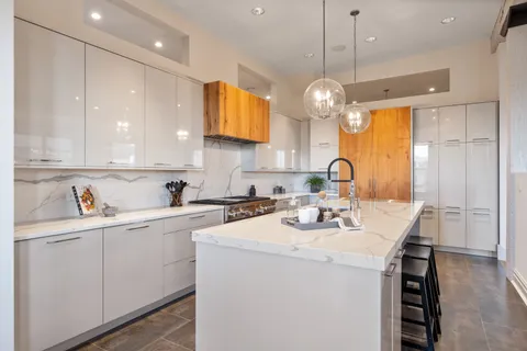 $2,100,000 | 401 North Aberdeen Street, Unit 4N, Chicago, IL 60642