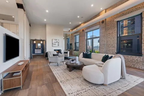 $2,100,000 | 401 North Aberdeen Street, Unit 4N, Chicago, IL 60642