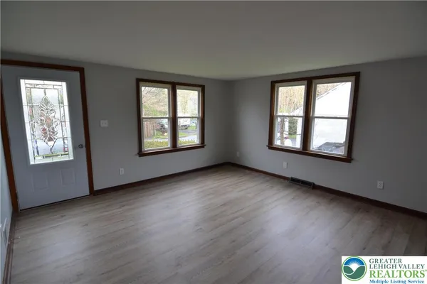 $1,700 | 353 West Street, Bath, PA 18014