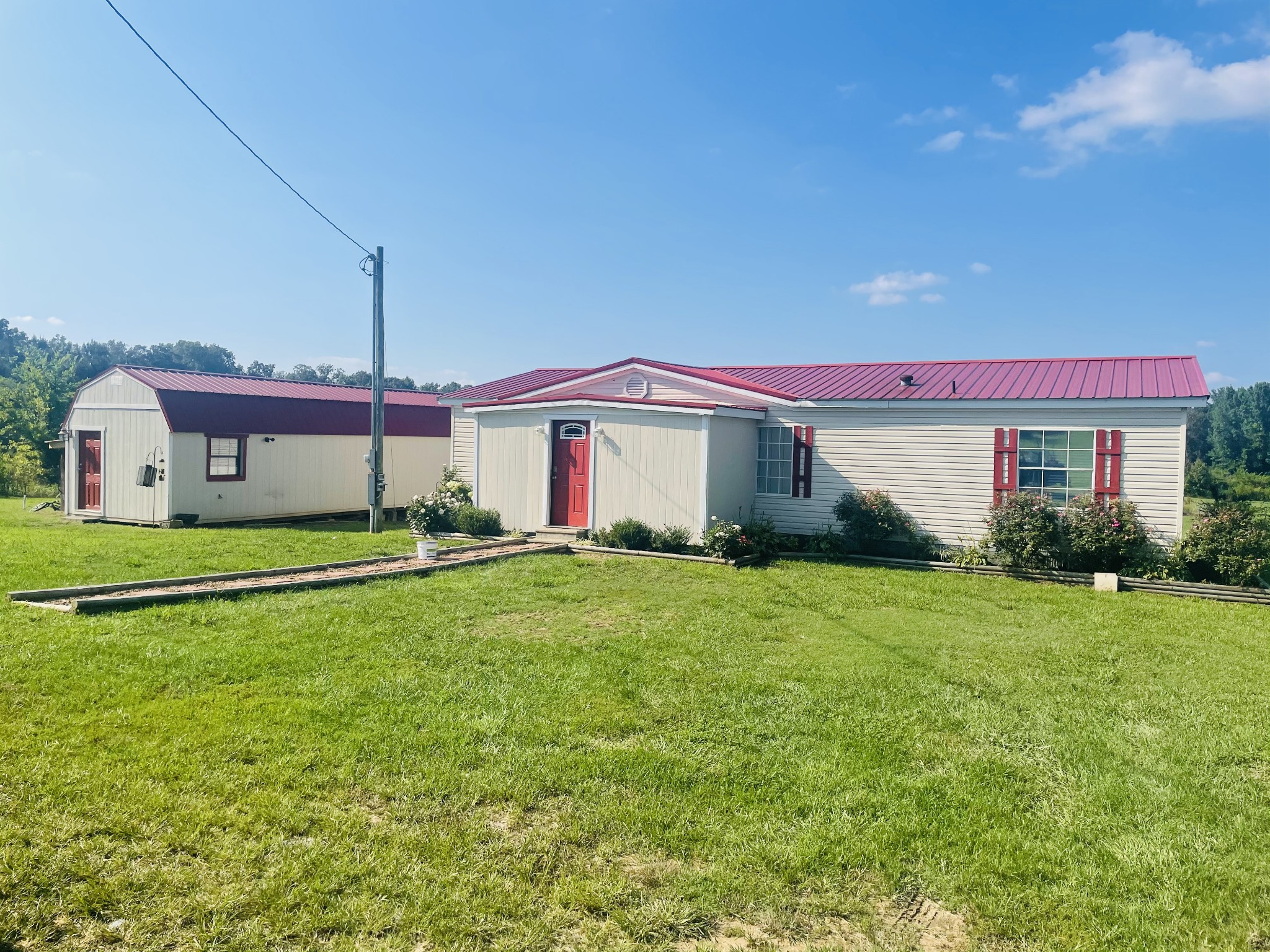 2015 Pomroy Road Manchester, TN 37355 - Photo 1 of 47 a front view of a house with garden