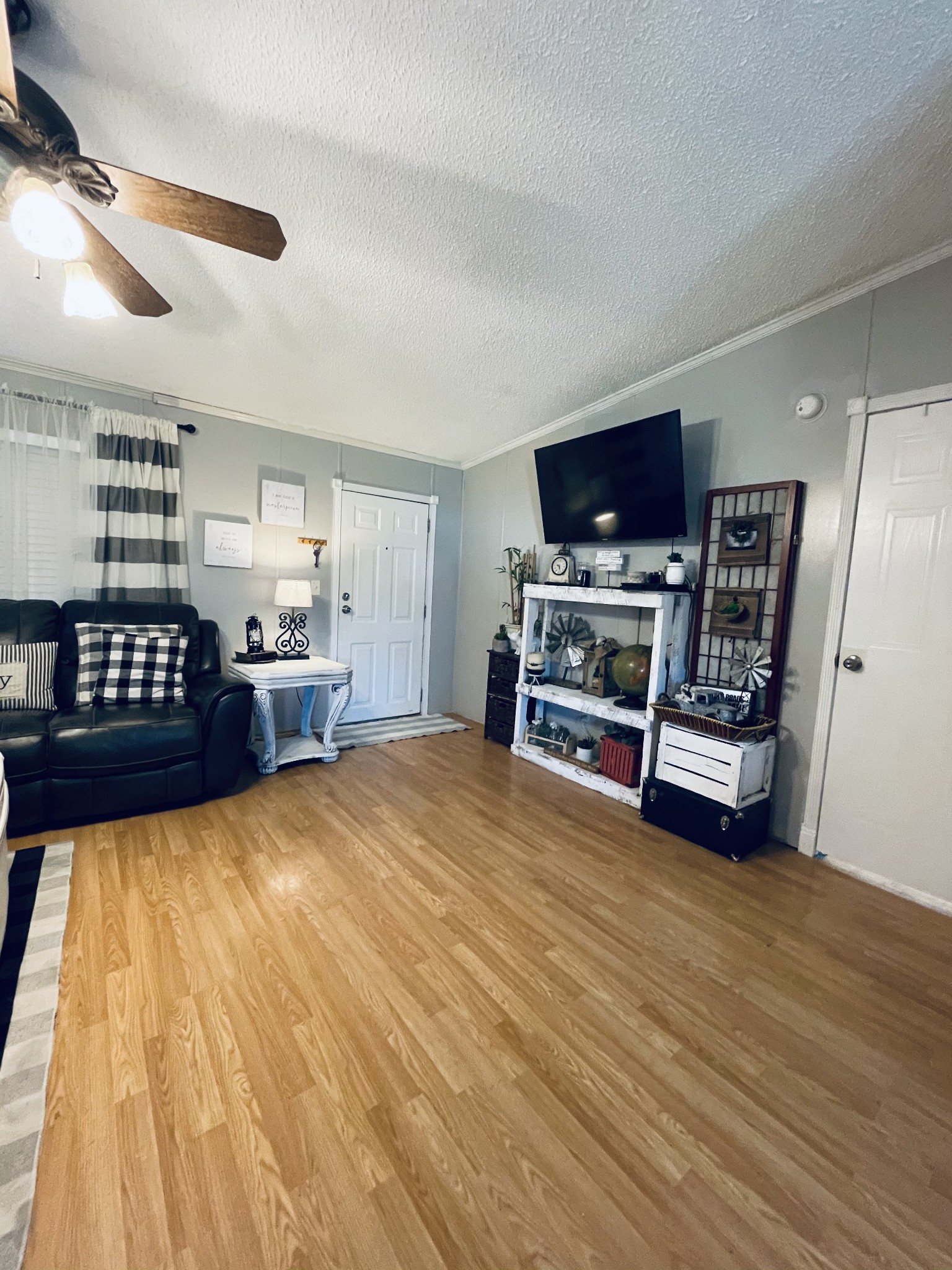 2015 Pomroy Road Manchester, TN 37355 - Photo 3 of 47 a living room with a flat screen tv and kitchen view