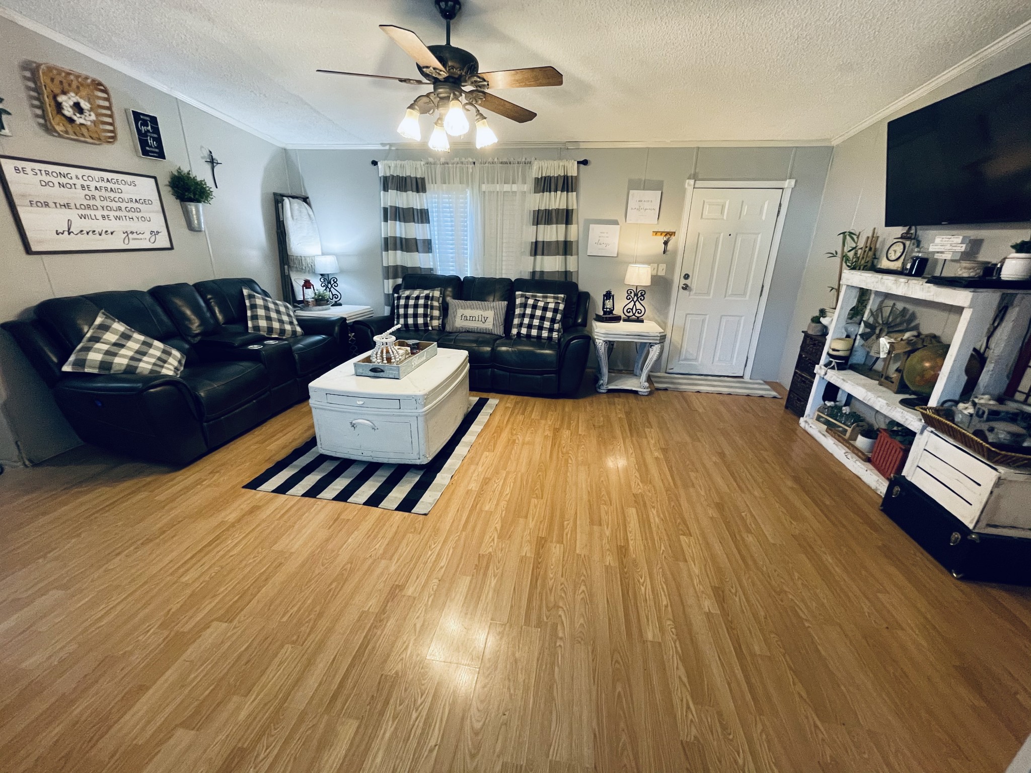 2015 Pomroy Road Manchester, TN 37355 - Photo 6 of 47 a living room with furniture and a flat screen tv