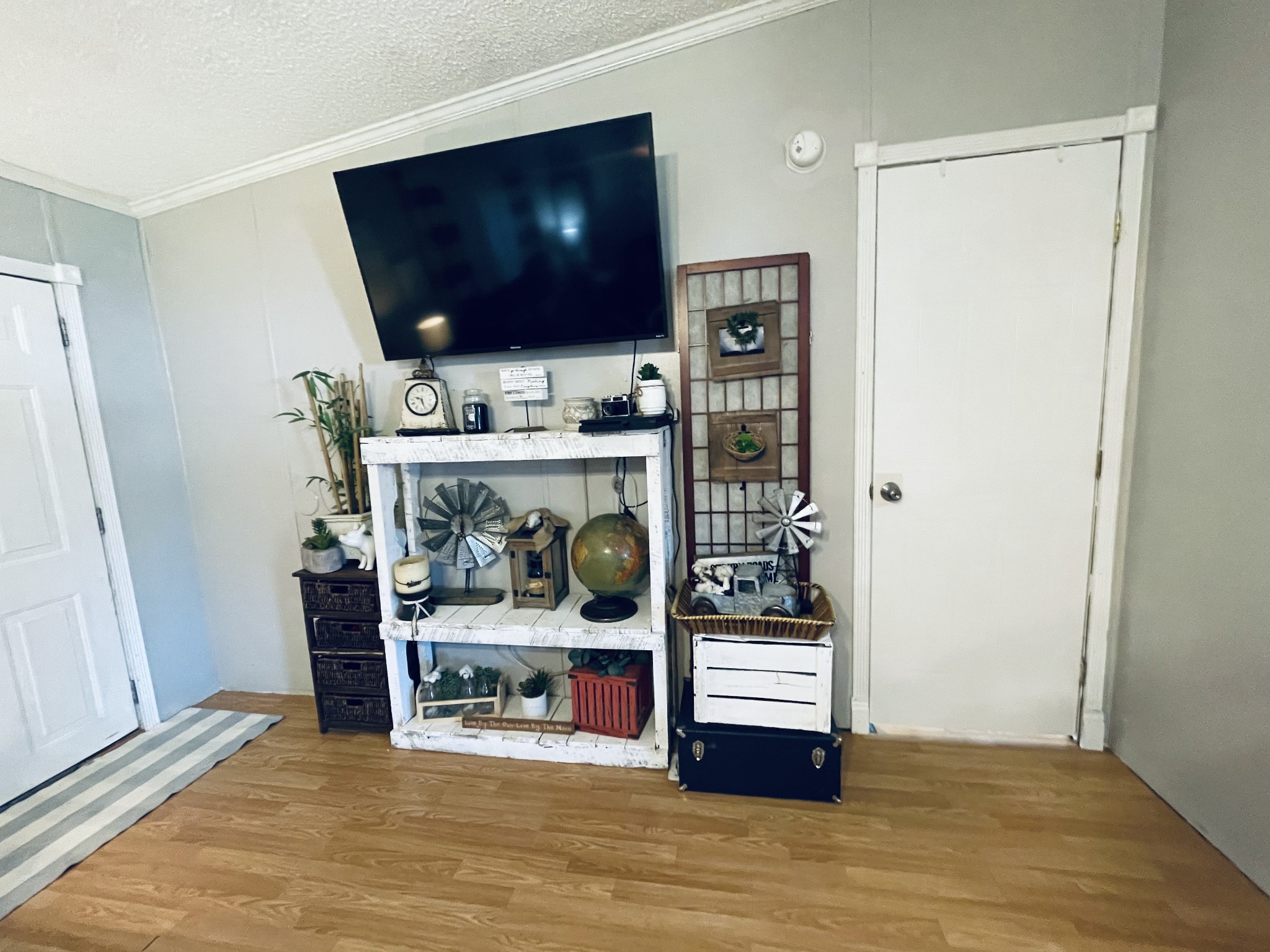 2015 Pomroy Road Manchester, TN 37355 - Photo 7 of 47 a room with furniture and a flat screen tv