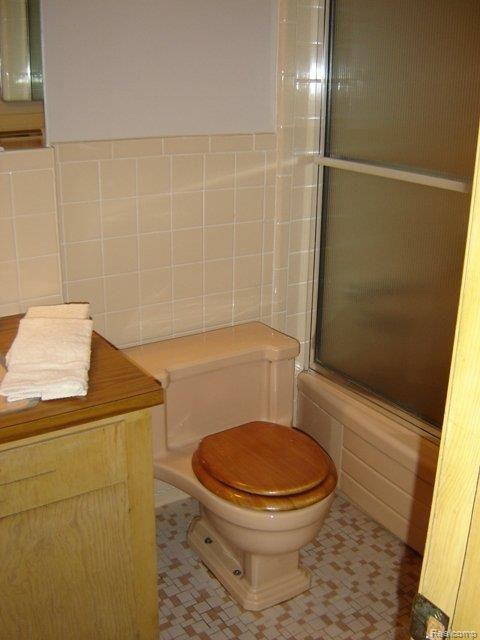 908 Harcourt Road Grosse Pointe, MI 48230 - Photo 8 of 22 908 Harcourt downstairs bath#1.J