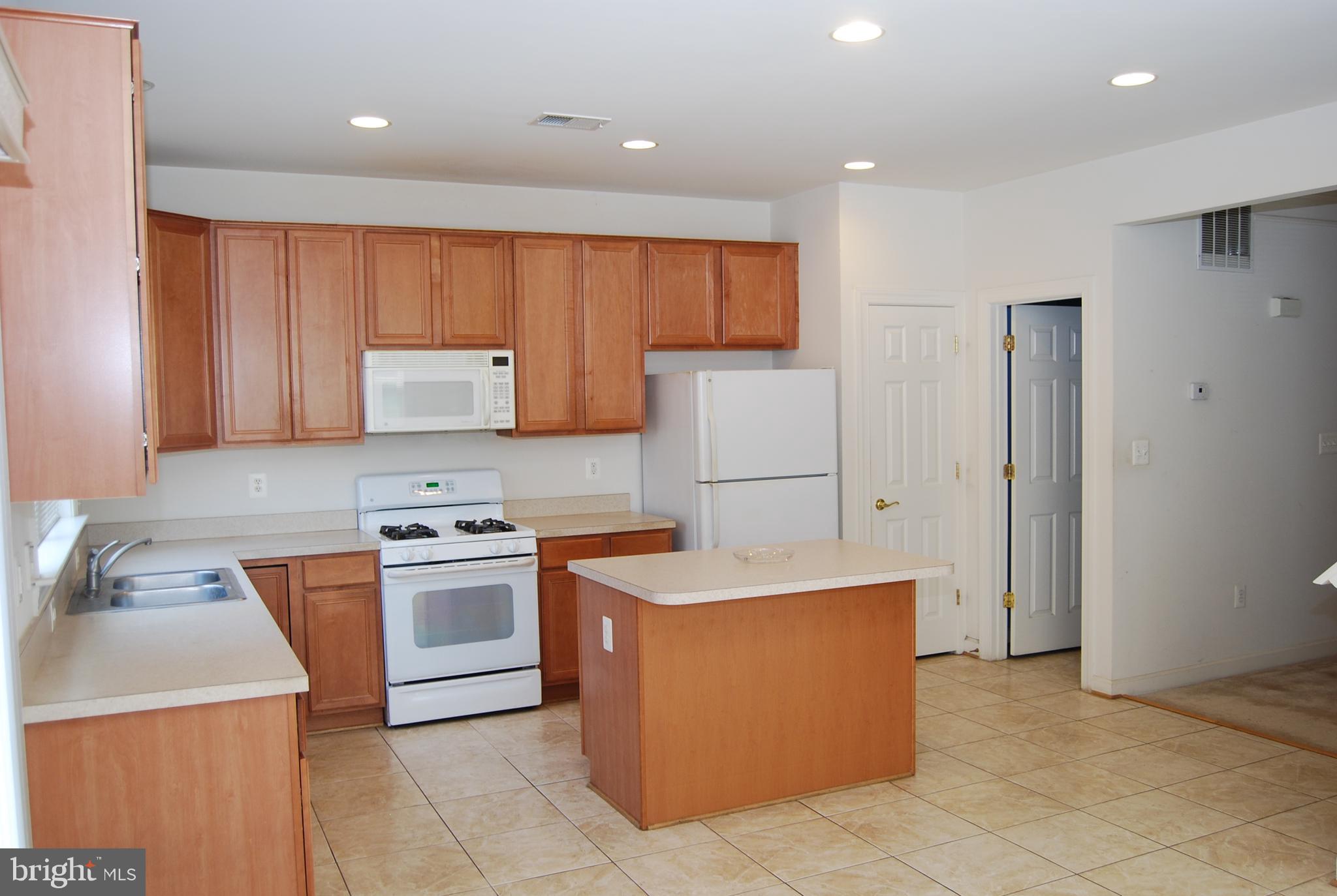 8101 Hard Shale Road Manassas, VA 20111 - Photo 4 of 30 Beautiful Oversized Kitchen
