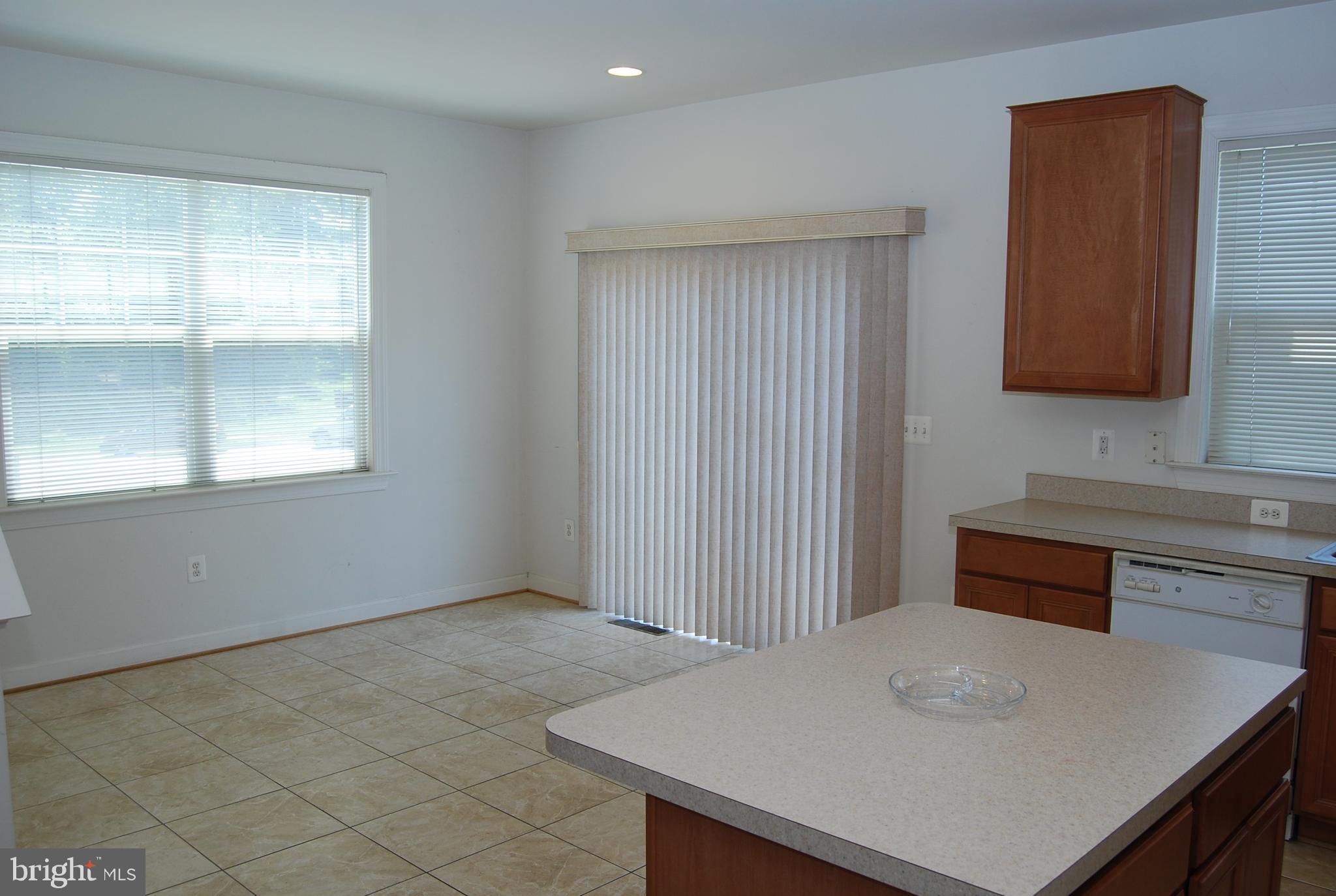 8101 Hard Shale Road Manassas, VA 20111 - Photo 6 of 30 Spacious EAT IN Kitchen