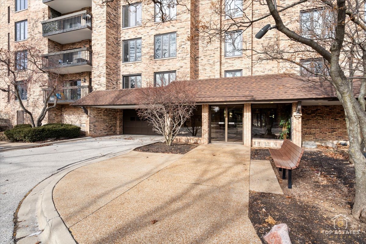 3860 Mission Hills Road, Unit 214 Northbrook, IL 60062 - Photo 3 of 44 Gallery Image 3