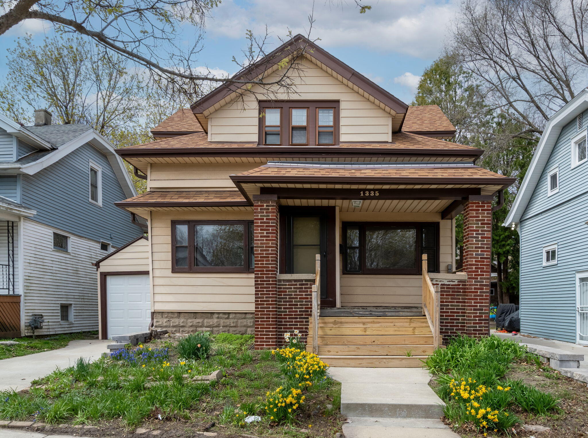 1335 North Hawley Road Milwaukee, WI 53208 - Photo 4 of 39 43-web-or-mls-Front-of-House