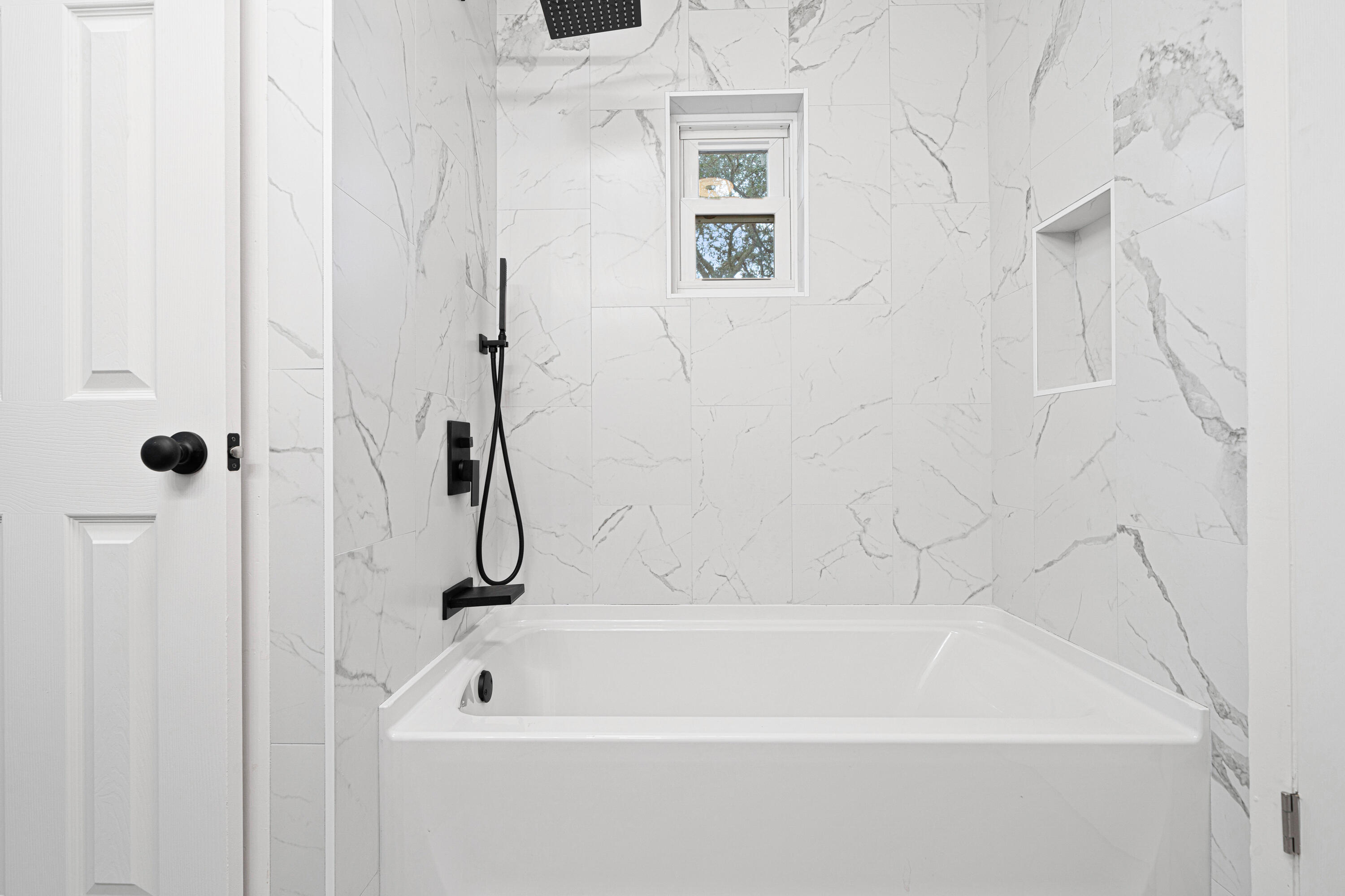 332 B Calhoun Avenue Destin, FL 32541 - Photo 18 of 23 a bathroom with a bath tub