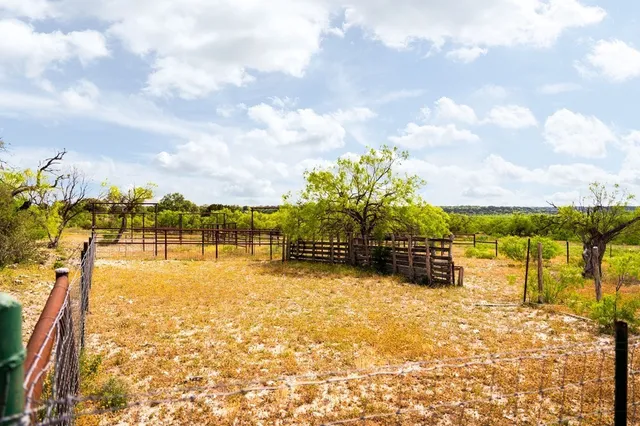a view of a house with backyard