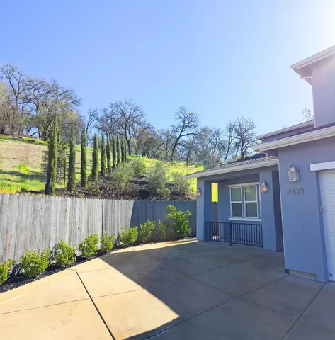 a view of a house with backyard and a garden