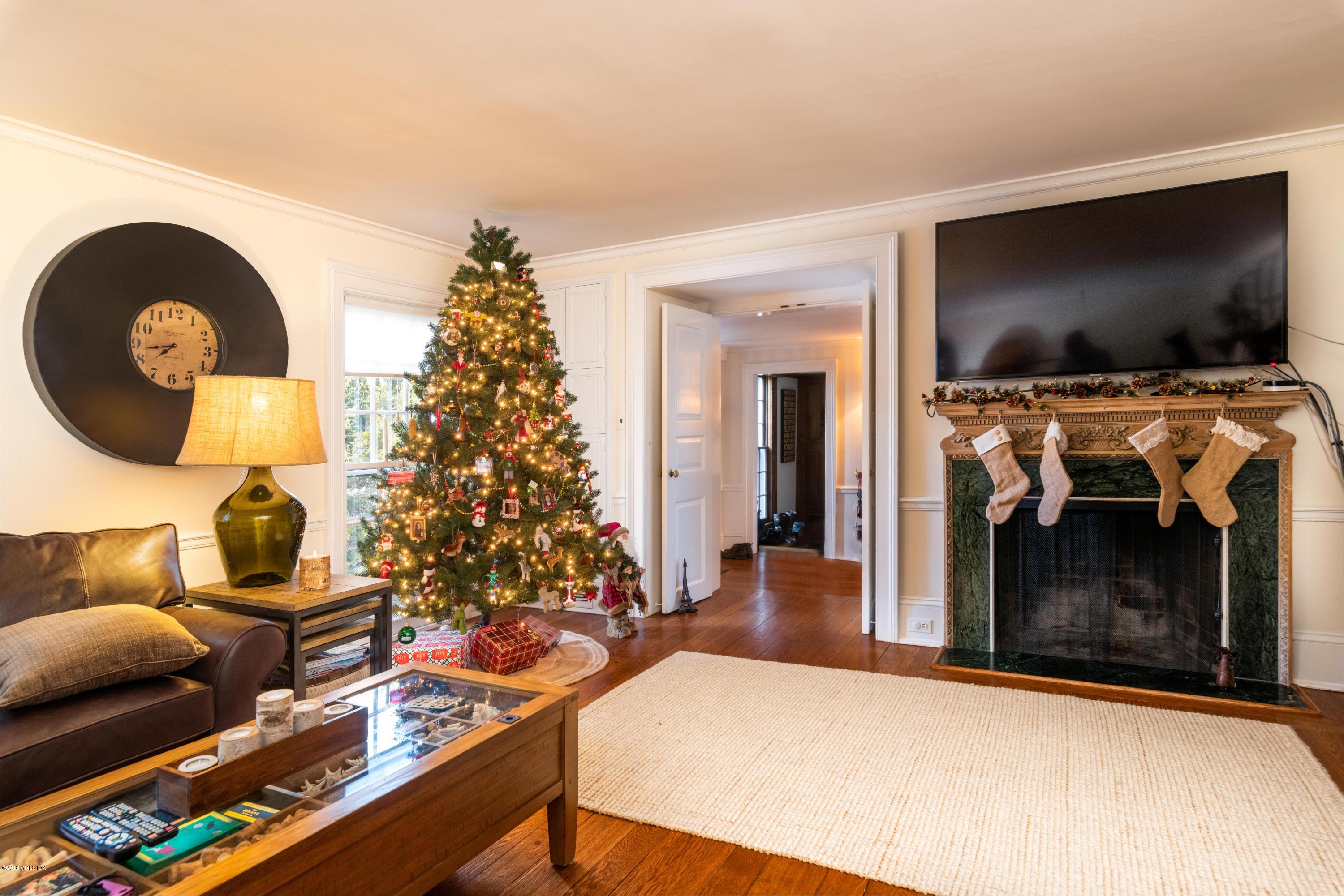 441 Round Hill Road Greenwich, CT 06831 - Photo 18 of 26 Living Room