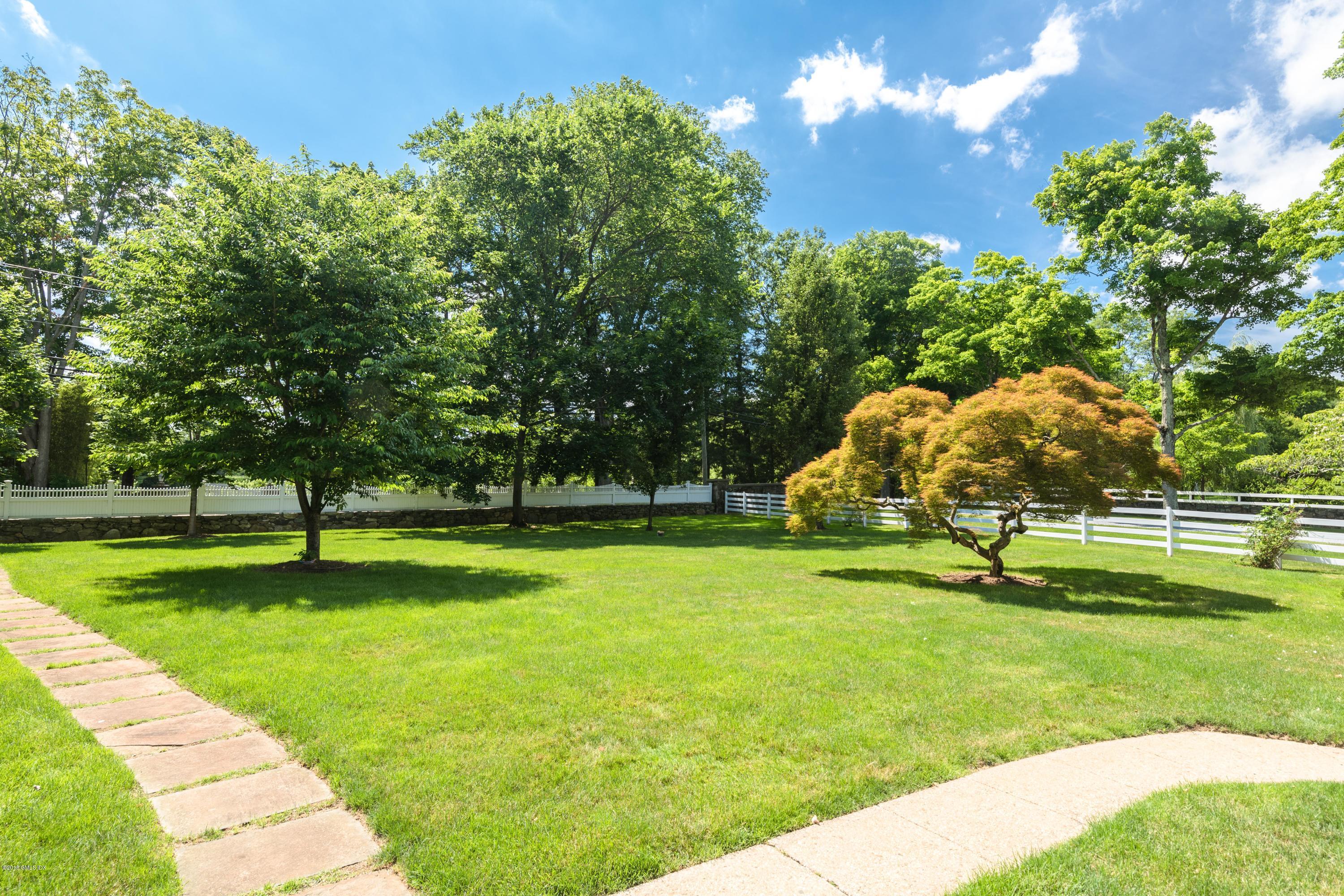 441 Round Hill Road Greenwich, CT 06831 - Photo 9 of 26 Yard