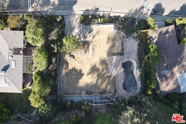 a view of a backyard with green space
