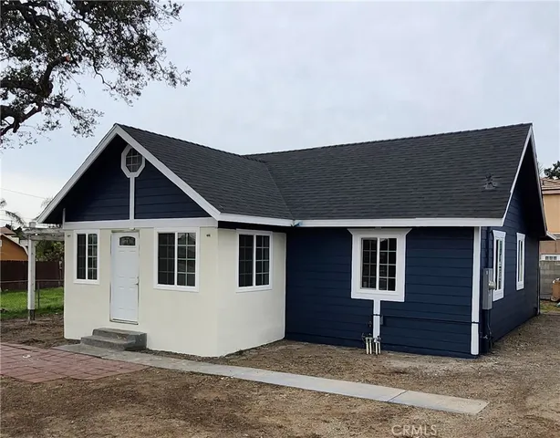 a view of a house with a backyard