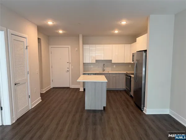 $2,845 | 470 Main Street, Unit 408, Fort Lee, NJ 07024