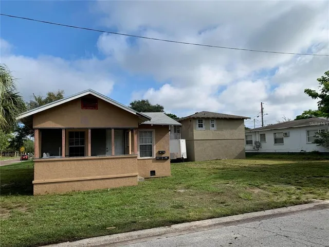 a front view of house with yard
