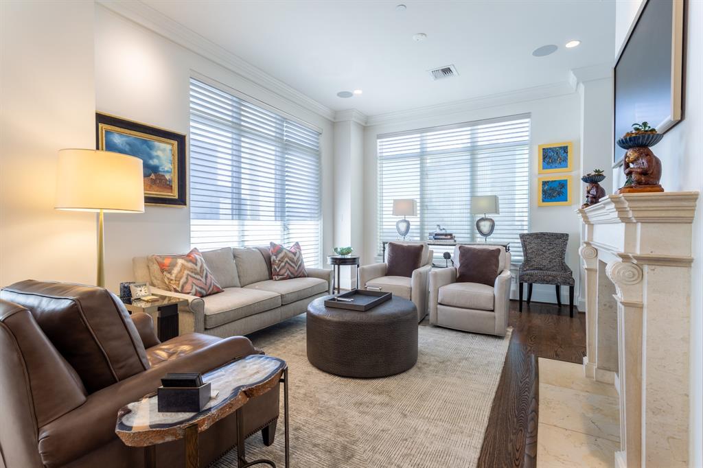 2525 North Pearl Street, Unit 1005 Dallas, TX 75201 - Photo 20 of 40 a living room with furniture and a lamp