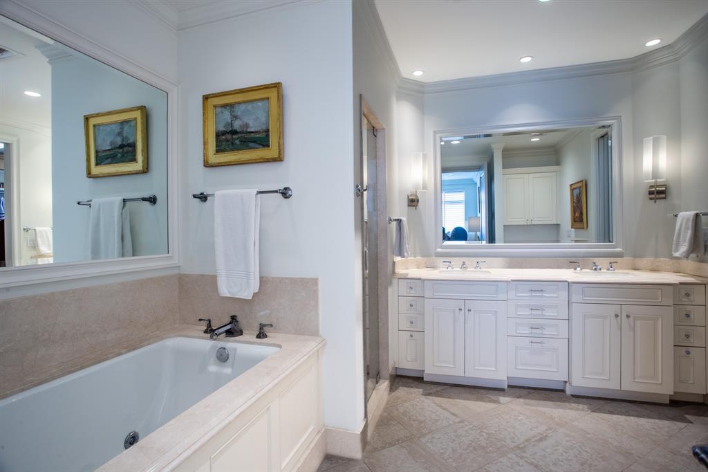 2525 North Pearl Street, Unit 1005 Dallas, TX 75201 - Photo 25 of 40 a bathroom with a tub a sink and mirror