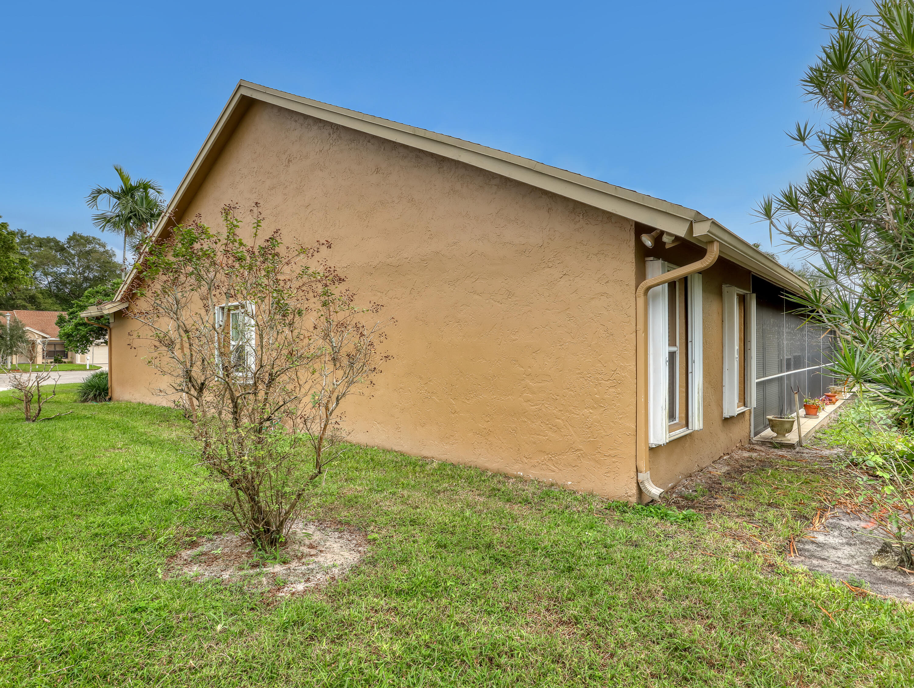 712 Golf Court Delray Beach, FL 33445 - Photo 37 of 46 a view of backyard with green space
