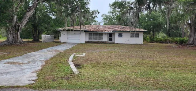 a view of a house with a yard
