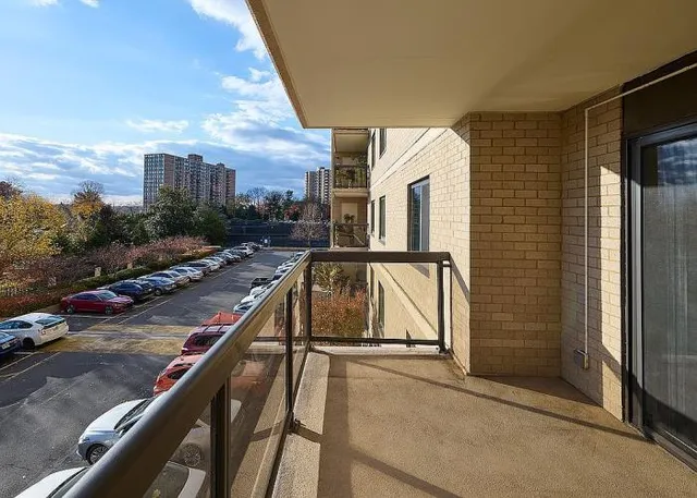 $350,000 | 205 Yoakum Parkway, Unit 305, Alexandria, VA 22304