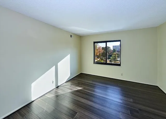 $350,000 | 205 Yoakum Parkway, Unit 305, Alexandria, VA 22304