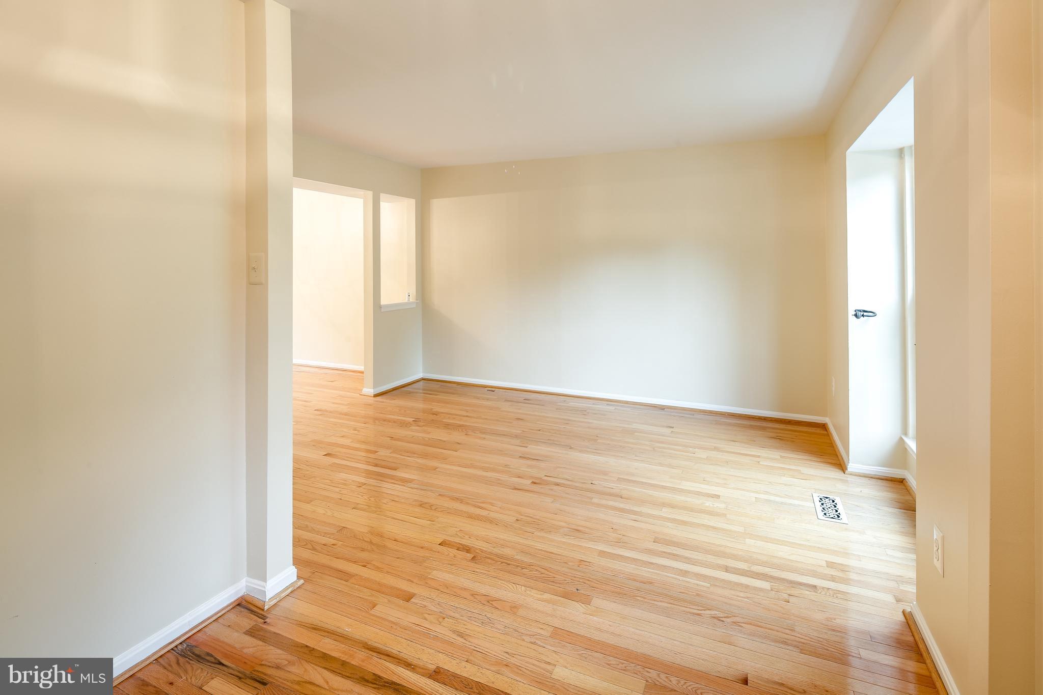 2112 Carriage Square Place Silver Spring, MD 20906 - Photo 7 of 28 Living Room