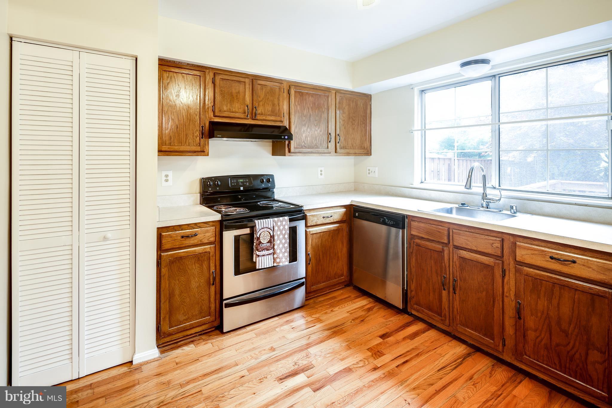 2112 Carriage Square Place Silver Spring, MD 20906 - Photo 9 of 28 Kitchen
