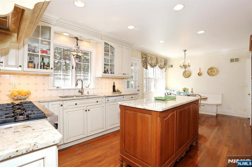 328 West Ridgewood Avenue Ridgewood, NJ 07450 - Photo 13 of 49