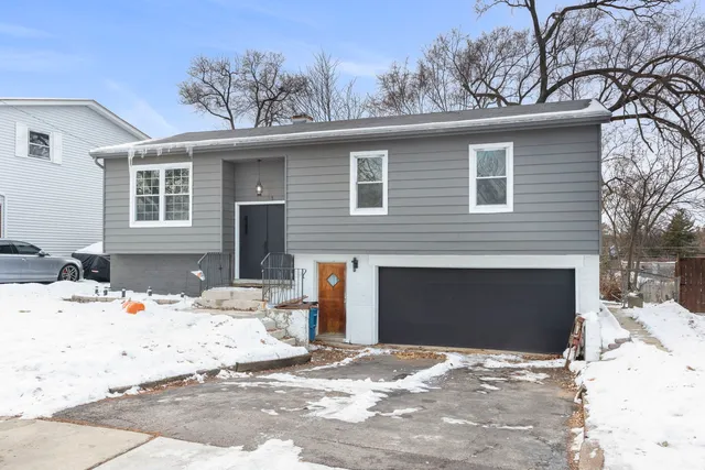 $349,999 | 1364 Leslie Lane East, Glendale Heights, IL 60139