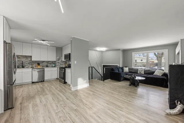 $349,999 | 1364 Leslie Lane East, Glendale Heights, IL 60139