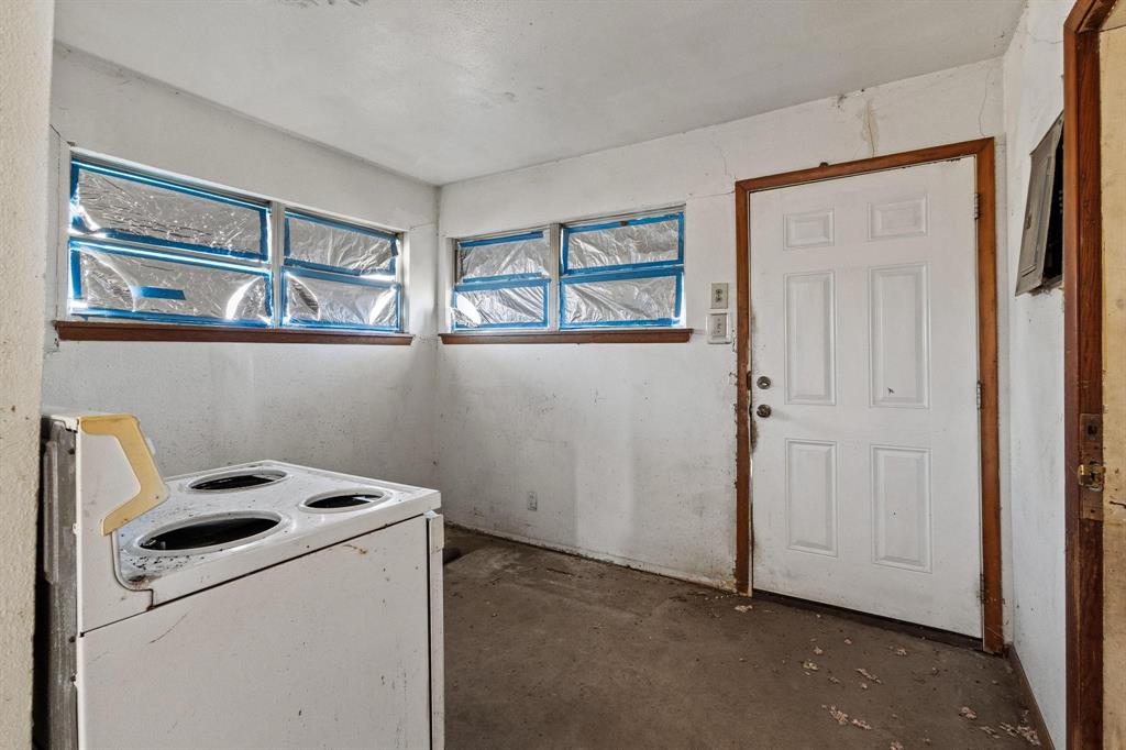 3467 East Fm 120 Denison, TX 75021 - Photo 22 of 38 a utility room with dryer and washer