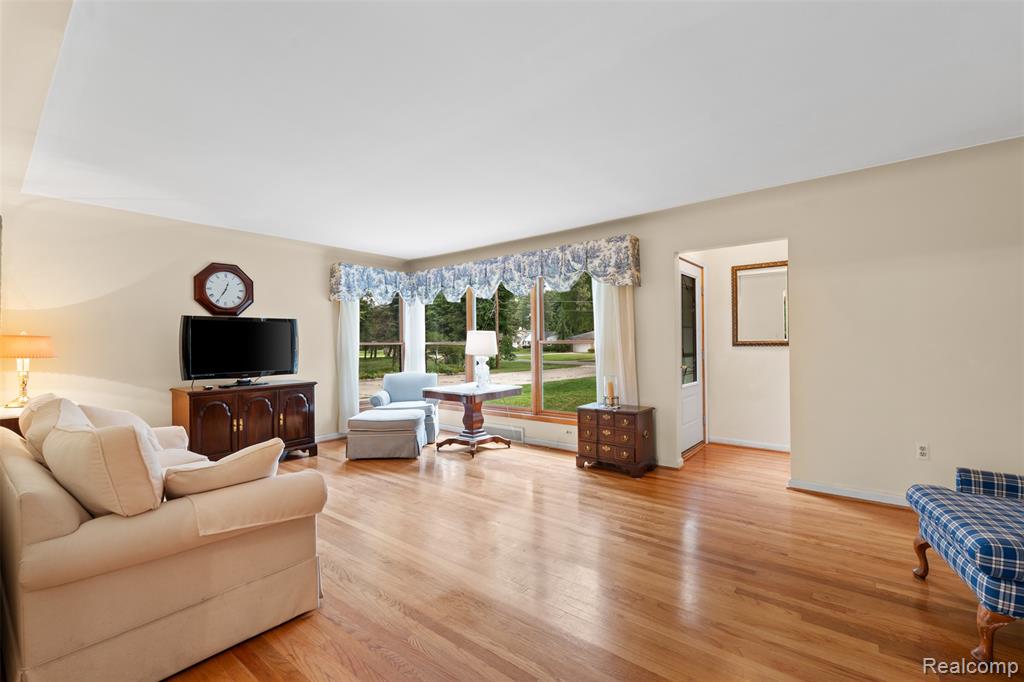 38481 Riverside Drive Clinton Township, MI 48036 - Photo 5 of 49 Gallery Image 5