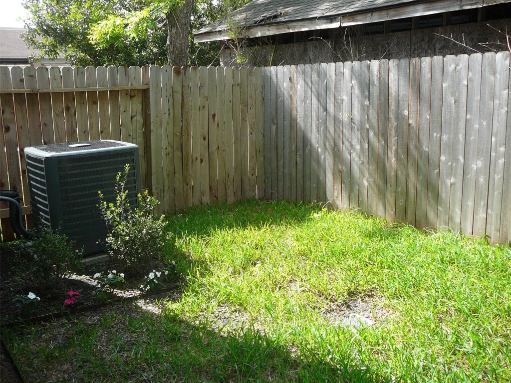 5326 Larkin Street Houston, TX 77007 - Photo 12 of 20 Another side of the large yard.