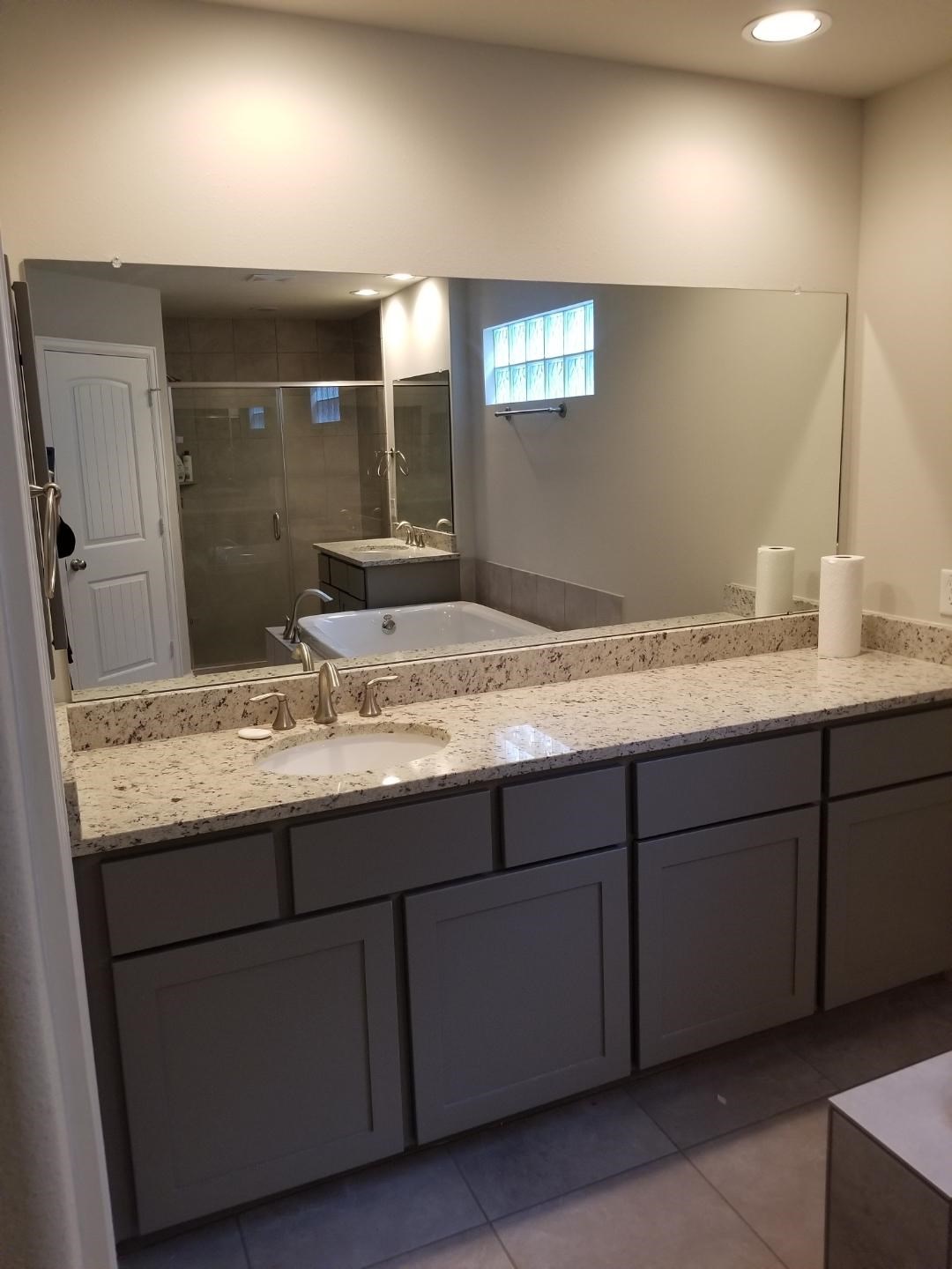 5326 Larkin Street Houston, TX 77007 - Photo 19 of 20 Jack and Jill bath between 2 secondary bedrooms